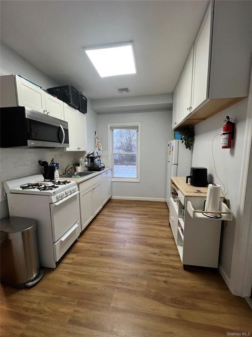 4d-40 Tyler Ave, West Sayville, NY, 11796-1700 | Card Image