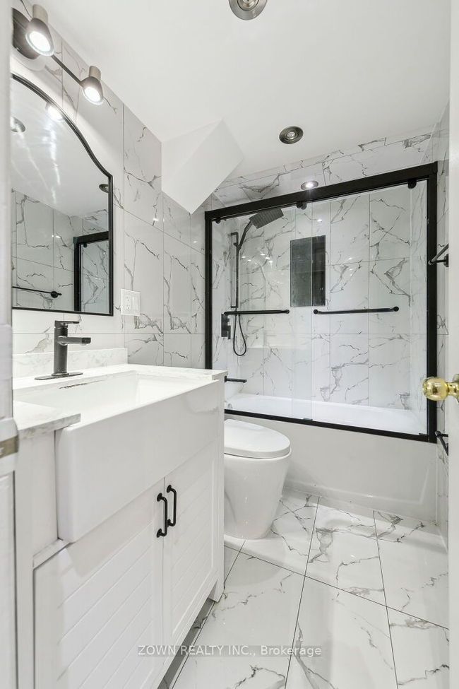 33 Dafoe Cres, House other with 6 bedrooms, 4 bathrooms and 2 parking in Brampton ON | Image 32
