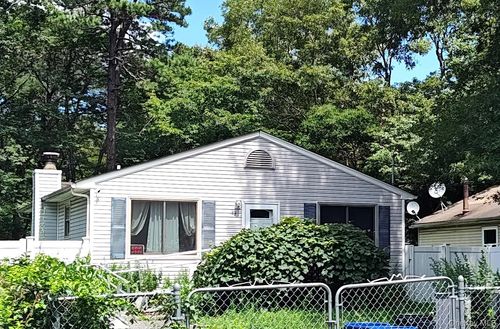 83 Norfleet Ln, Coram, NY, 11727-4045 | Card Image