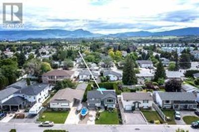 3047 Lowe Crt, House other with 3 bedrooms, 3 bathrooms and 5 parking in Kelowna BC | Image 2