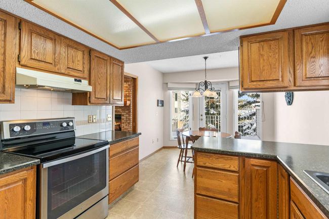 1038 Shawnee Rd Sw, Home with 3 bedrooms, 3 bathrooms and 4 parking in Calgary AB | Image 11