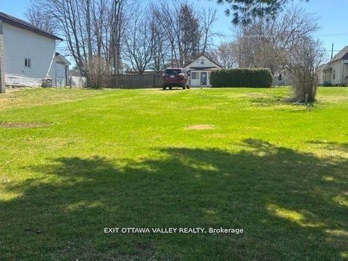 1105 Bronx St, Pembroke, ON, K8A6G8 | Card Image