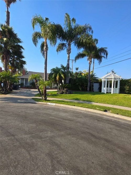 6971 Dresden Cir, Huntington Beach, CA, 92647-2728 | Card Image