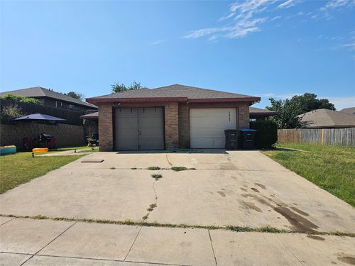 2825 Ridgecrest Dr, Fort Worth, TX, 76133-5721 | Card Image