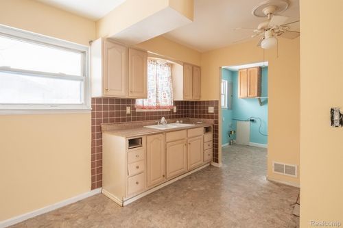 21740 Wellington Ave, Warren, MI, 48089-2825 | Card Image