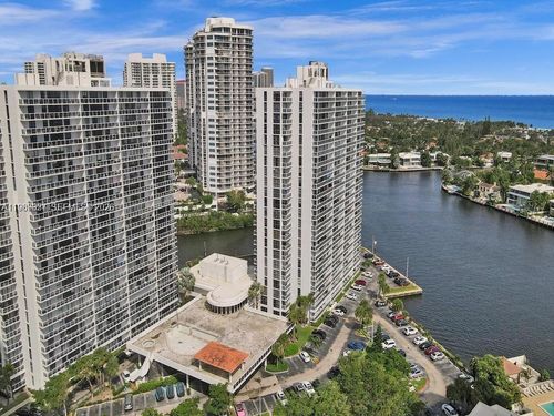 apt-246-20515 E Country Club Dr, Aventura, FL, 33180-3042 | Card Image
