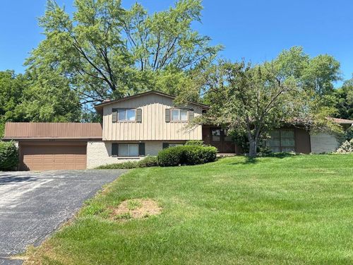 5135 S Menard Dr, New Berlin, WI, 53151-8167 | Card Image