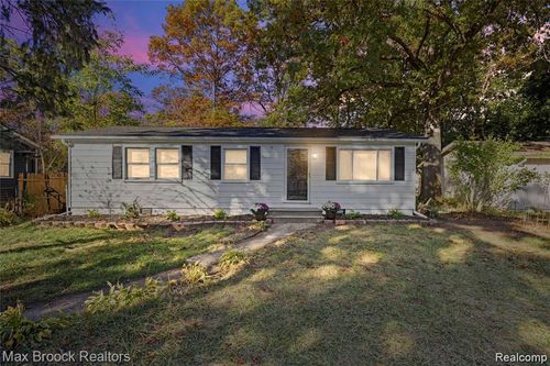 9650 Cooley Lake Rd, White Lake, MI, 48386-3941 | Card Image