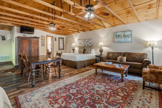 514 W Austin St, Home with 2 bedrooms, 2 bathrooms and null parking in Fredericksburg TX | Image 6
