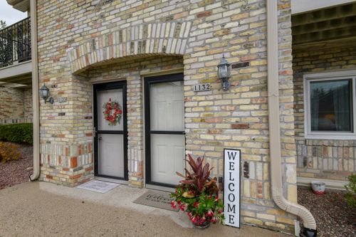 1132 W Baldwin Ct, Mequon, WI, 53092-5975 | Card Image