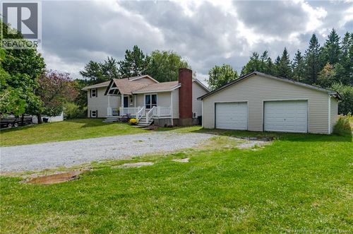 9 Woodward Cres, House with 3 bedrooms, 2 bathrooms and null parking in Quispamsis NB | Card Image
