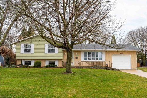 6805 King St, Camlachie, ON, N0N1E0 | Card Image