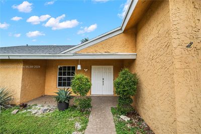 8211 Sw 11th Ct, House other with 3 bedrooms, 2 bathrooms and null parking in North Lauderdale FL | Image 3