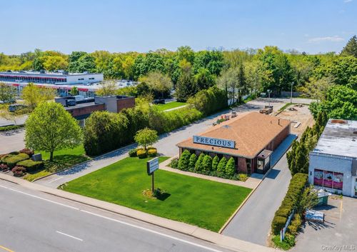 504 Larkfield Rd, Huntington, NY, 11731 | Card Image