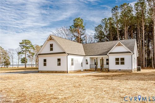 8041 Georgia Ave, West Point, VA, 23181-9586 | Card Image