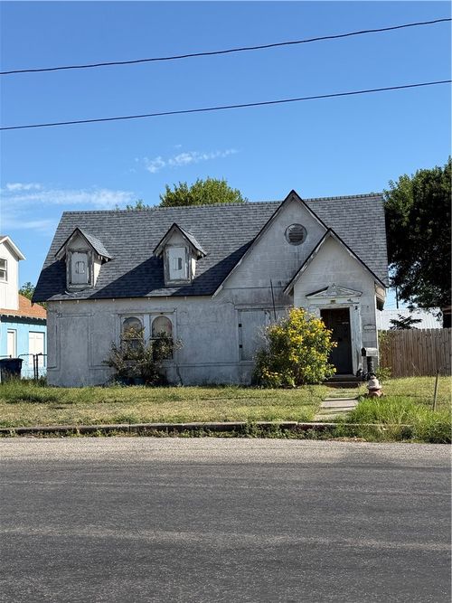 525 W George St, Sinton, TX, 78387-3318 | Card Image