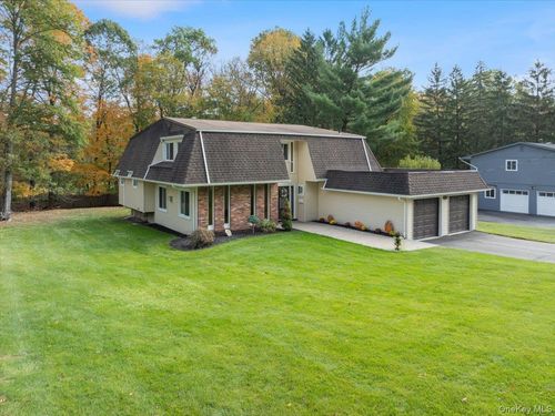 107 Tennyson Dr, Nanuet, NY, 10954-1039 | Card Image