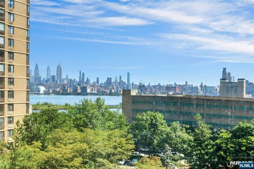 45 River Dr, Jersey City, NJ, 07310-1741 | Card Image