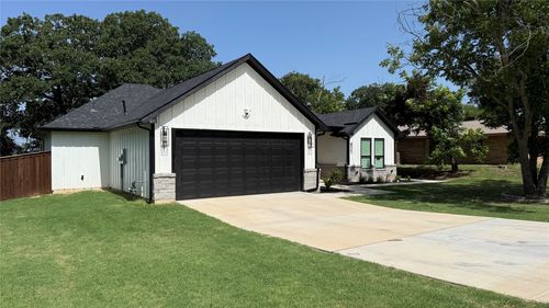 825 Vickie Dr, Azle, TX, 76020-2351 | Card Image