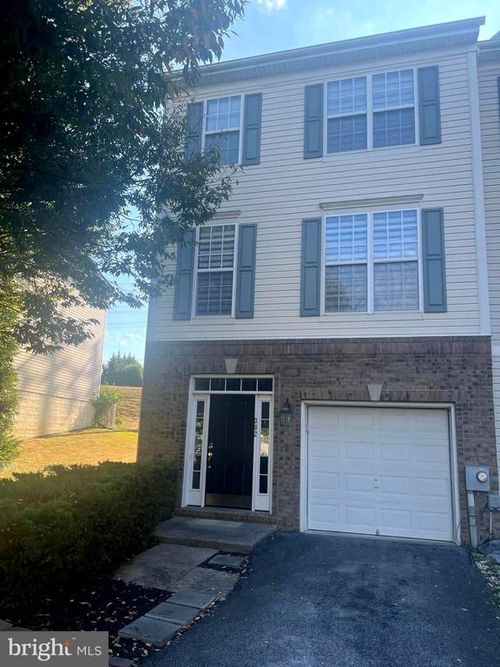 302 Starkeys Lndg, SHEPHERDSTOWN, WV, 25443-4818 | Card Image