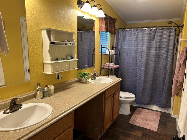 Primary Bath: Double Sinks | Image 20