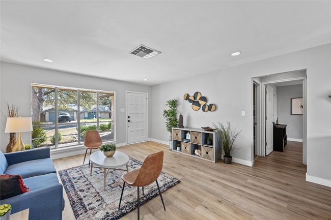 10412 Firethorn Ln, House other with 3 bedrooms, 2 bathrooms and 4 parking in Austin TX | Image 4