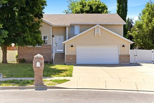 627 Freemont Cir, Centerville, UT, 84014-3437 | Card Image
