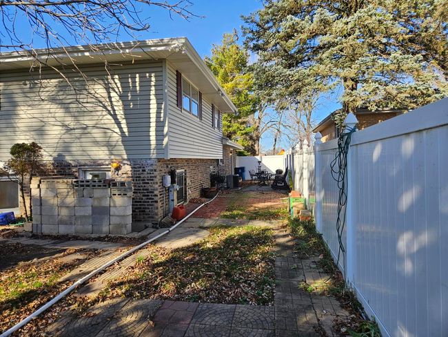 10431 S Tod Dr, House other with 3 bedrooms, 2 bathrooms and 2 parking in Palos Hills IL | Image 9
