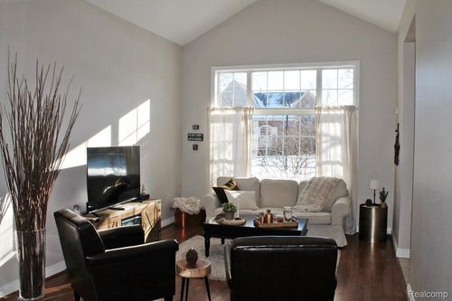 58-45679 N Stonewood Rd, Canton, MI, 48187-6628 | Card Image