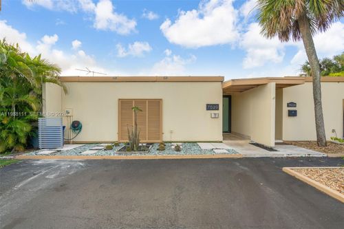 7020 Crown Gate Dr, Miami Lakes, FL, 33014-2043 | Card Image