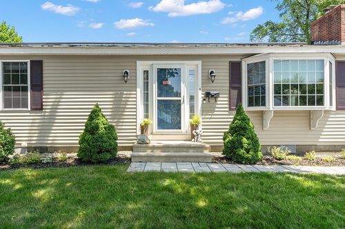 16 Grosvenor St, Ayer, MA, 01432-1708 | Card Image