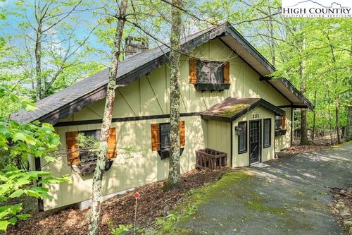 121 Clubhouse Rd, Beech Mountain, NC, 28604-8055 | Card Image