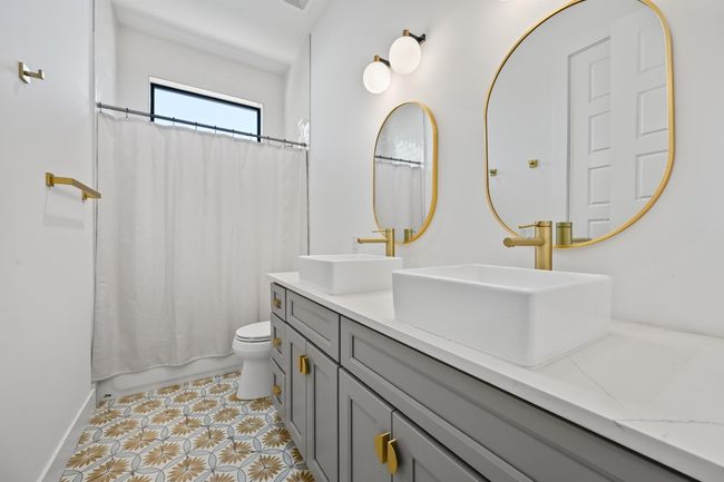 Bathroom upstairs (accessed thru hallway and bedroom #3) | Image 23