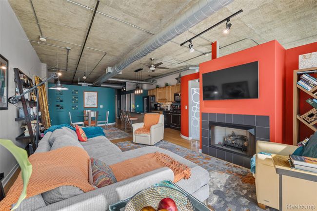 Living room to kitchen | Image 12