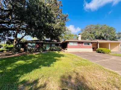 608 Evans Street, House other with 4 bedrooms, 2 bathrooms and null parking in Angleton TX | Image 2