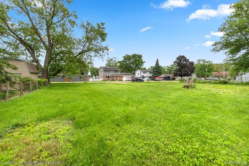 35280 Marcus Dr, Rockwood, MI, 48173-9632 | Card Image