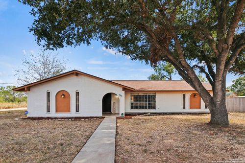 401 Bluebonnet Ave, Devine, TX, 78016-2403 | Card Image