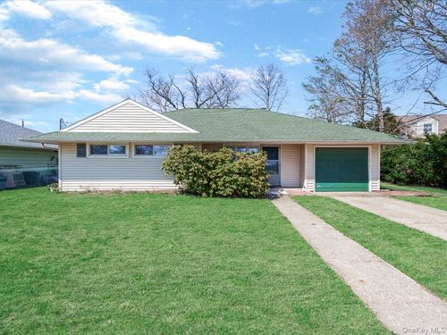 11 Hewitt Street, Oyster Bay, NY, 11801 | Card Image