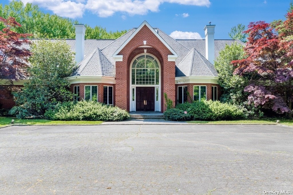 Hunting Ln, Old Westbury, NY 11568