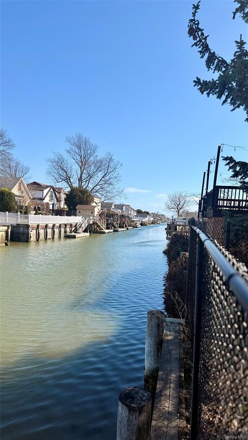 3295 Parkway Dr, Baldwin, NY, 11510-5127 | Card Image