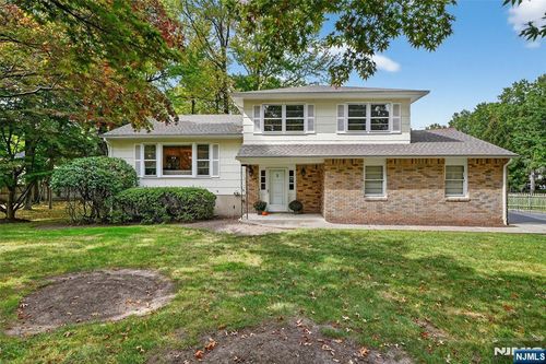 2 Eisenhower Rd, Closter, NJ, 07624-1405 | Card Image