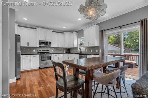 706 Chambers St, Royal Oak, MI, 48067-4208 | Card Image