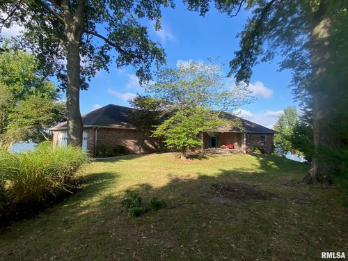 2419 Eastwood Dr, Taylorville, IL, 62568-8989 | Card Image