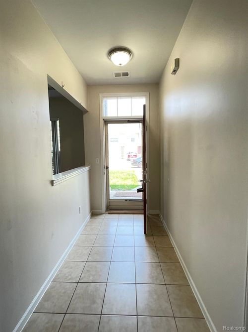 52-1732 Deepwood Circle, Rochester, MI, 48307 | Card Image