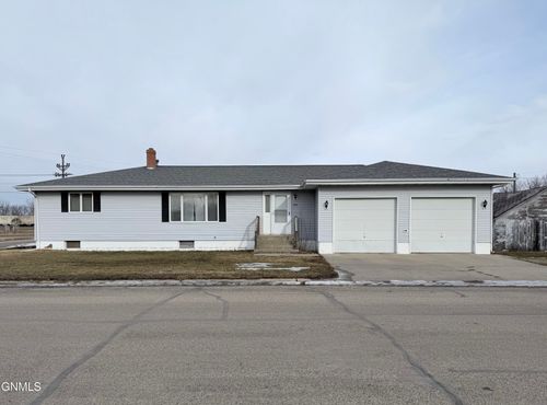 200 1st St, Underwood, ND, 58576-9620 | Card Image