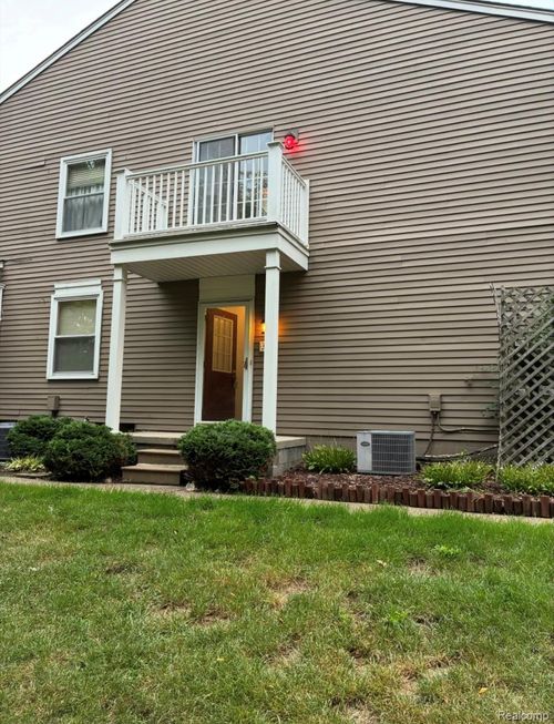 208-389 Neptune Dr, Walled Lake, MI, 48390-3664 | Card Image