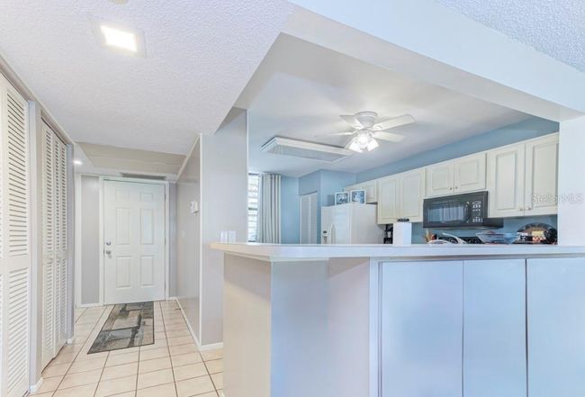 597 Lakeside Dr, Condo with 2 bedrooms, 2 bathrooms and null parking in BRADENTON FL | Image 6