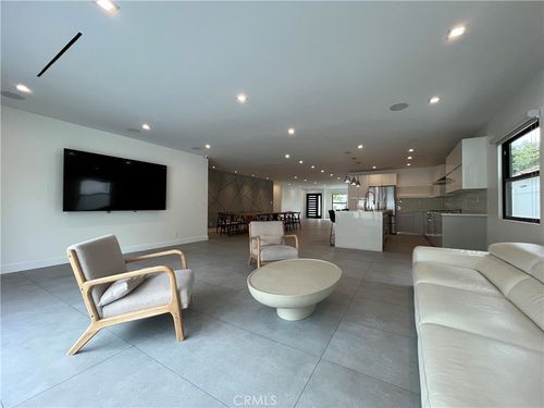 5735 Saloma, Van Nuys, CA, 91411 | Card Image