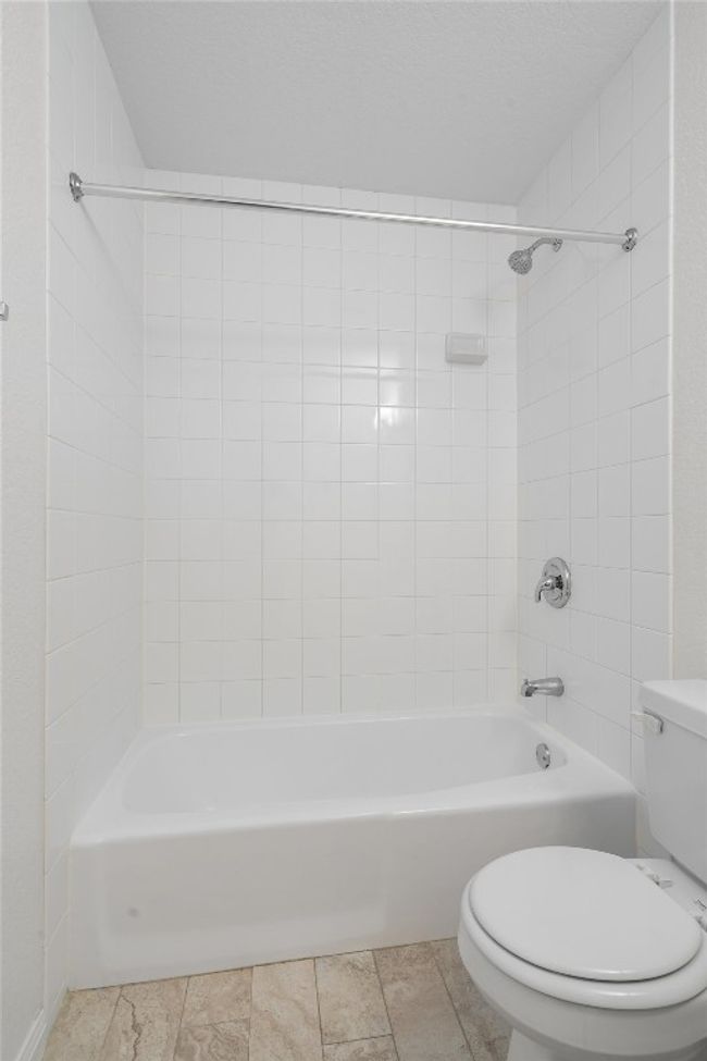 Full bath with bathing tub / shower combination and toilet | Image 20