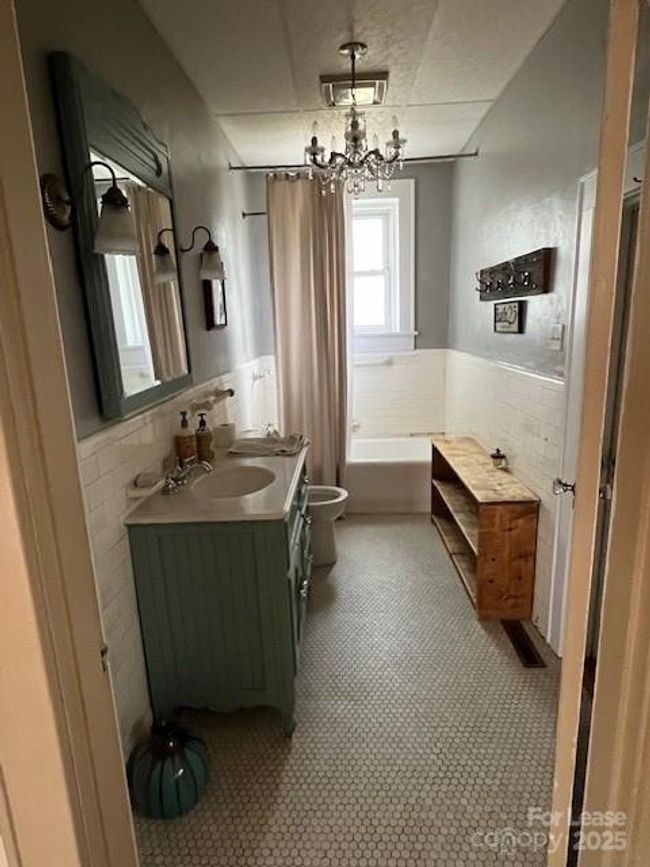 Bathroom downstairs | Image 11